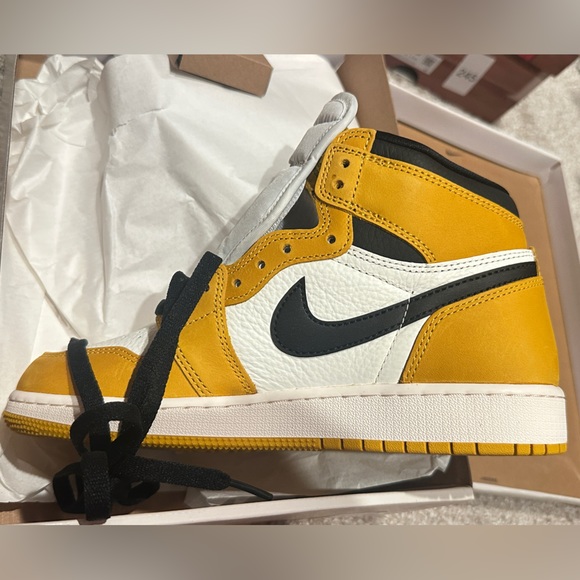 NEW Nike Air Jordan 1 Retro High OG in Yellow and White - Picture 1 of 2